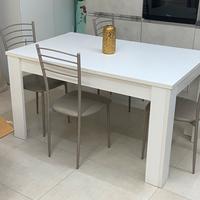 Tavolo allungabile con sedie