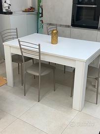 Tavolo allungabile con sedie