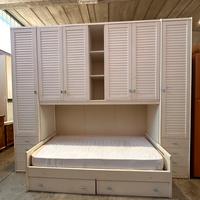 Cameretta bianca a ponte con ante effetto persiana