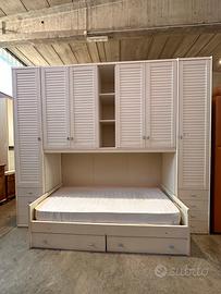 Cameretta bianca a ponte con ante effetto persiana