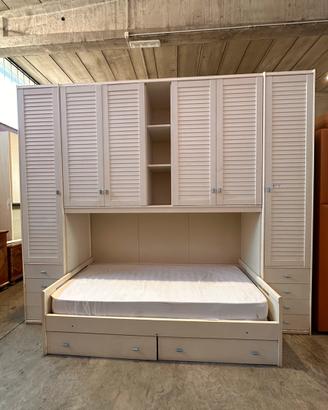 Cameretta bianca a ponte con ante effetto persiana