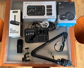 GoXlr e Microfono Shure MV7 con cuffie