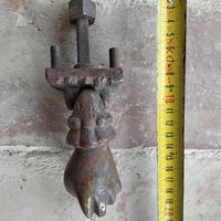 Antico battente in ottone a forma di mano del '700
