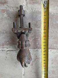 Antico battente in ottone a forma di mano del '700