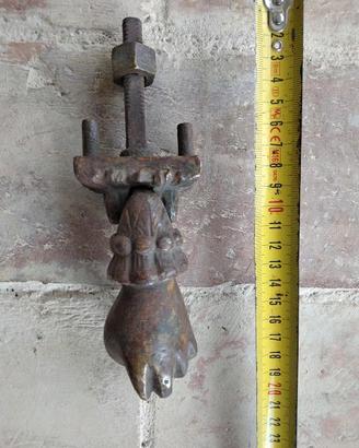Antico battente in ottone a forma di mano del '700