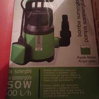 Pompa immersione usata per svuotare spiscina
