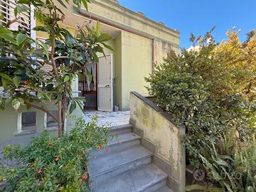 Casa indipendente con cortile