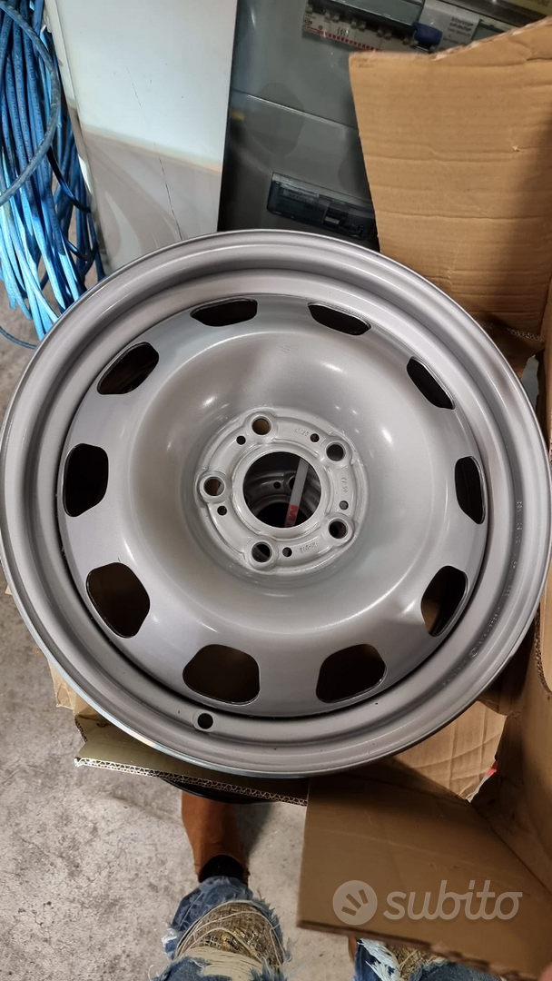 SET 4 CERCHI IN FERRO DA 15 POLLICI 5 FORI LANCIA KAPPA 2.4 91KW 5M D 5p 1996 Ricambio Usato 61 2jx15h2x31 Interasse 5x108mm 251185