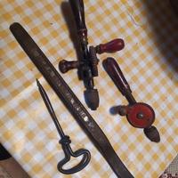 Trapani manuali e togli copertoni utensili vintage