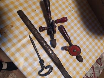 Trapani manuali e togli copertoni utensili vintage
