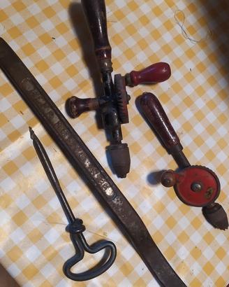 Trapani manuali e togli copertoni utensili vintage