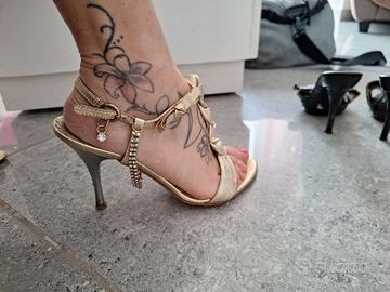 Sandalo color oro con strass pendete 