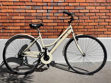 Elegante bicicletta da donna