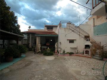 Casa singola con veranda e dependance
