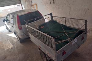 Auto con gancio e carrello.