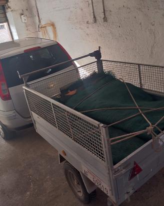 Auto con gancio e carrello.