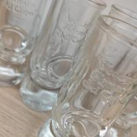 Sei bicchieri di vetro per il liquore 