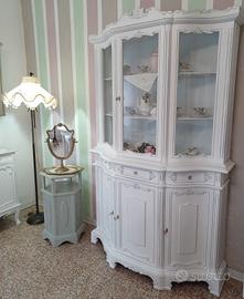 mobile vetrina rifatta in stile shabby 