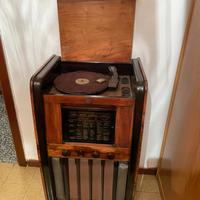 Antica radio con giradischi