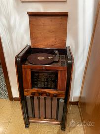 Antica radio con giradischi