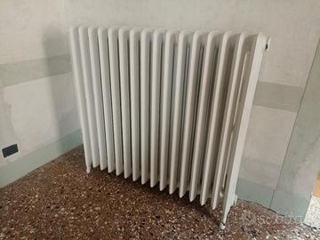 Termosifone antico in ghisa con piedini 