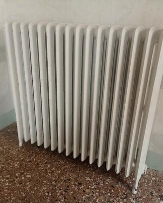 Termosifone antico in ghisa con piedini 