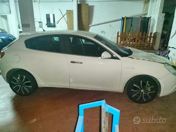 Alfa Romeo Giulietta 1600 jtdm incidentata