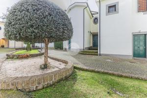 VILLA A SCHIERA A NEPI