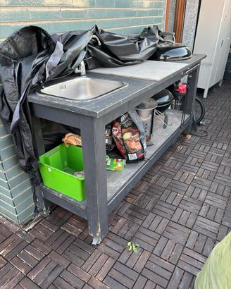 Tavolo barbecue con lavandino