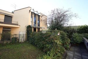 VILLA A SCHIERA A BIASSONO