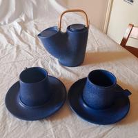 Teiera con 2 tazze e piattini blu
