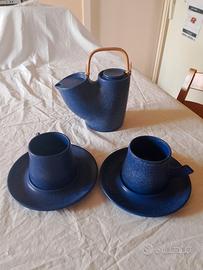 Teiera con 2 tazze e piattini blu