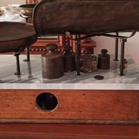 bilancia antica con pesi