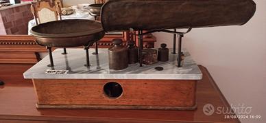 bilancia antica con pesi