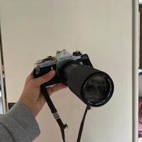 Fotocamera analogica Pentax ME con obiettivo