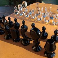 Scacchi in cristallo nero e trasparente