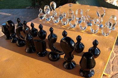 Scacchi in cristallo nero e trasparente