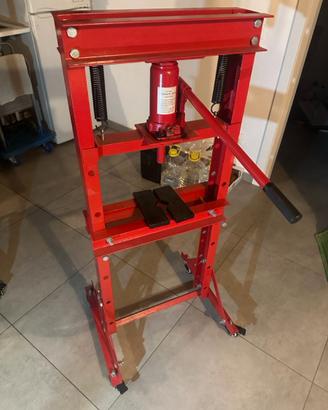 Pressa idraulica da 12 ton. con ruote