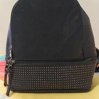 Zaino nero con borchie piccole