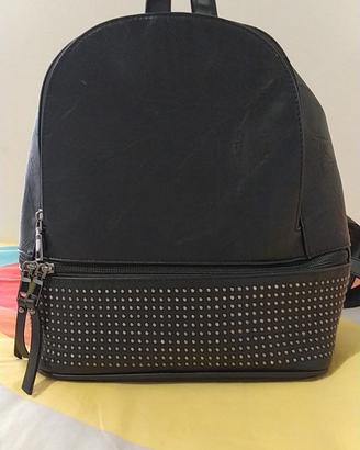 Zaino nero con borchie piccole