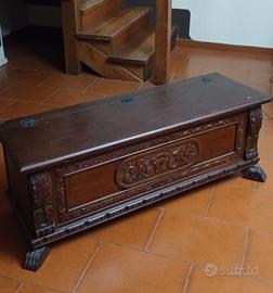 Cassapanca in legno scolpito