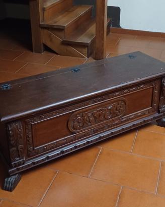 Cassapanca in legno scolpito
