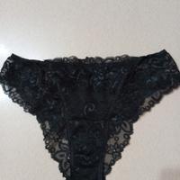 Slip nero di pizzo..taglia 4 