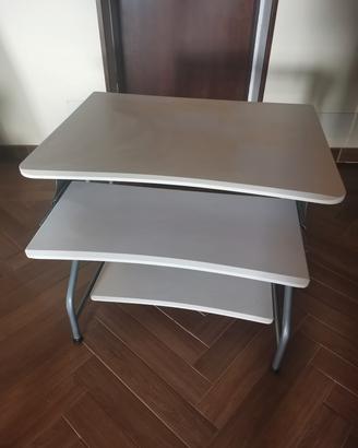Scrivania porta pc con 2 ruote e 2 piedini.
