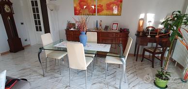 Tavolo con piana in cristallo