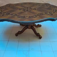 Tavolo e sedie in legno 