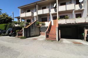 VILLA A SCHIERA CENTRALE A TIZZANO VAL PARMA