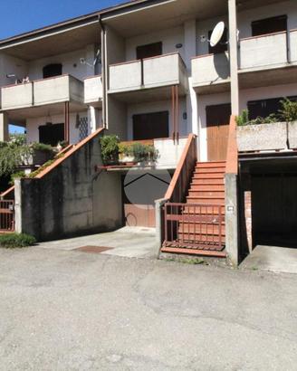 VILLA A SCHIERA CENTRALE A TIZZANO VAL PARMA