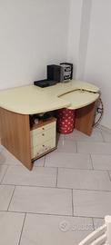 SCRIVANIA IN LEGNO IN BUONE CONDIZIONI
