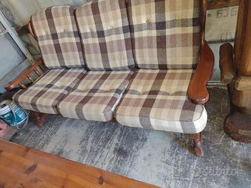 Divano massiccio più tavolo basso